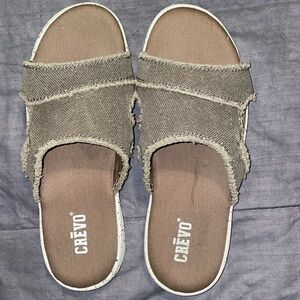 Crevo, men’s sandals, size 9.